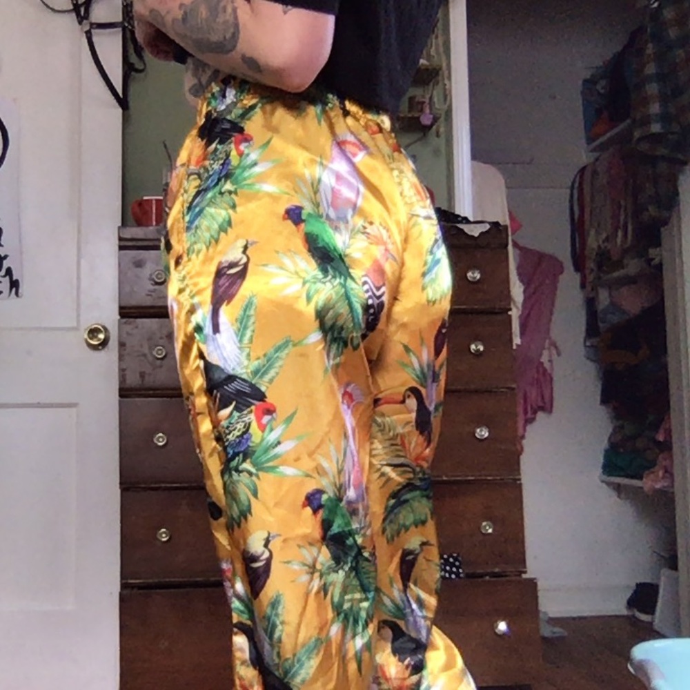 BEAUTIFUL SILKY JOGGERS WITH TROPICAL BIRDS